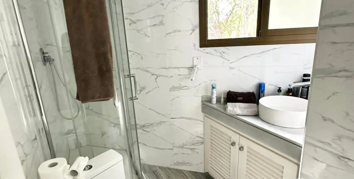 Sale of middle floor apartment in Elviria 4