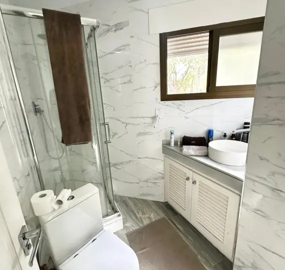 Sale of middle floor apartment in Elviria