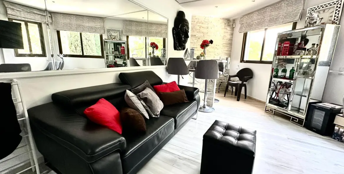 Sale of middle floor apartment in Elviria 9