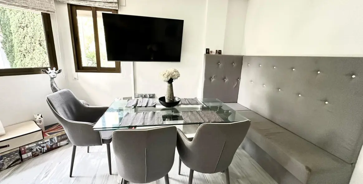 Sale of middle floor apartment in Elviria 10