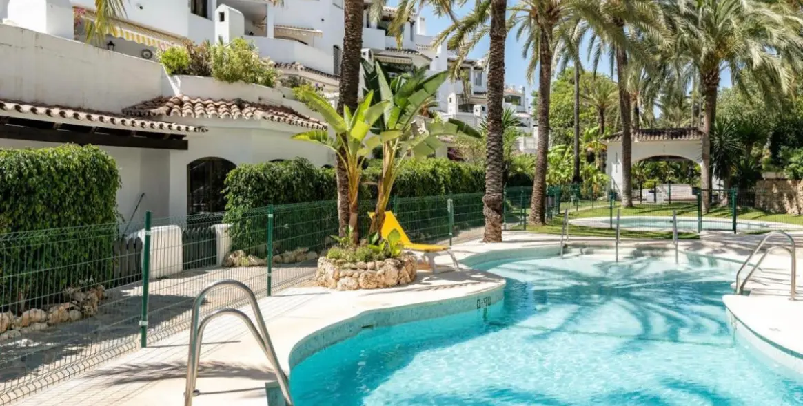 Sale of middle floor apartment in Elviria 14