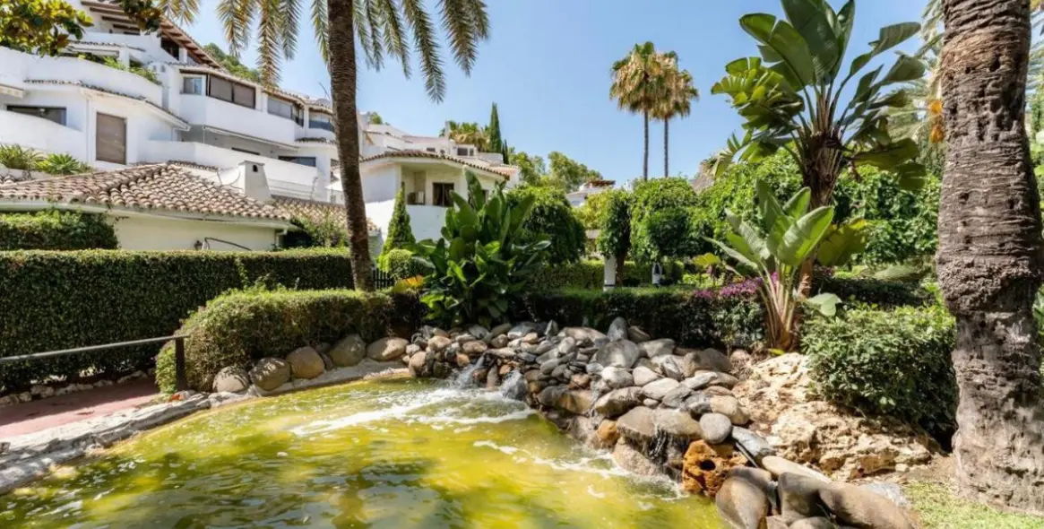 Sale of middle floor apartment in Elviria 15