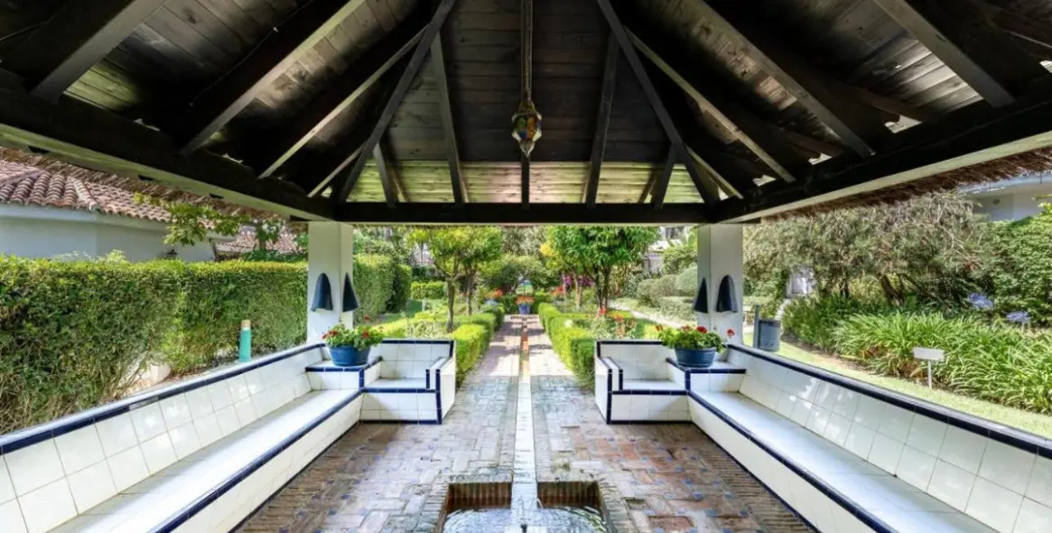 Sale of middle floor apartment in Elviria 16