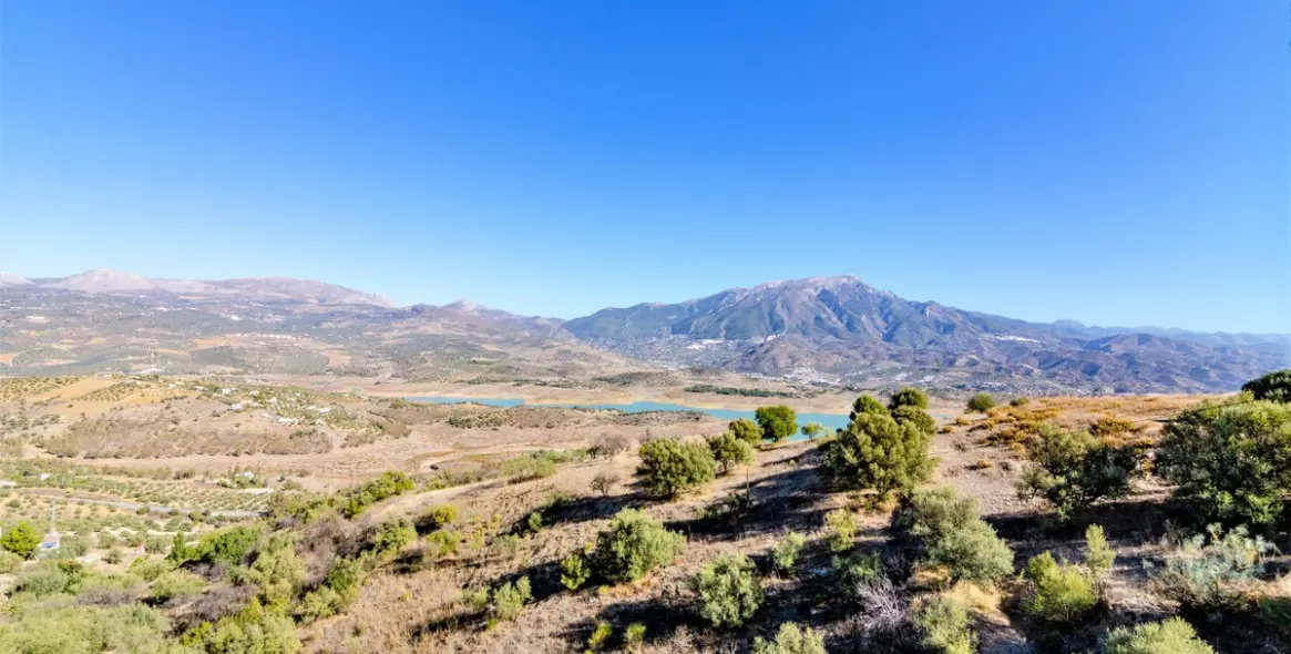 Sale of detached villa in La Viñuela 2