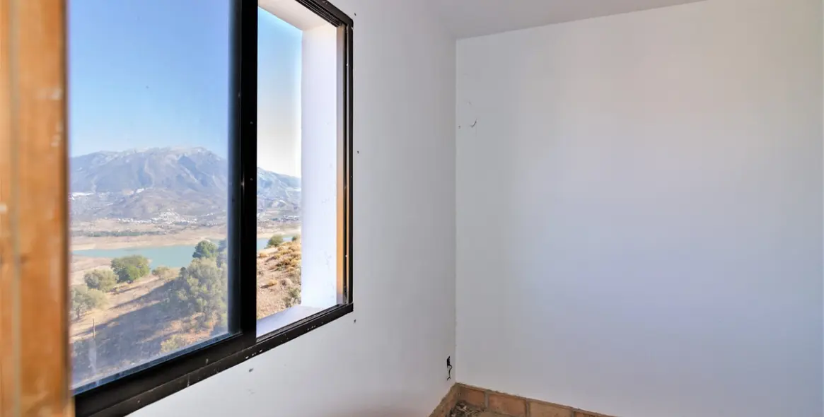 Sale of detached villa in La Viñuela 30
