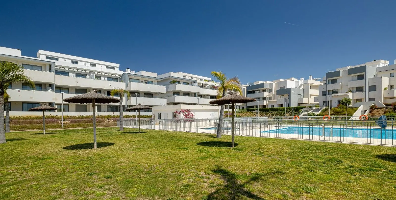 Sale of ground floor apartment in Estepona 1