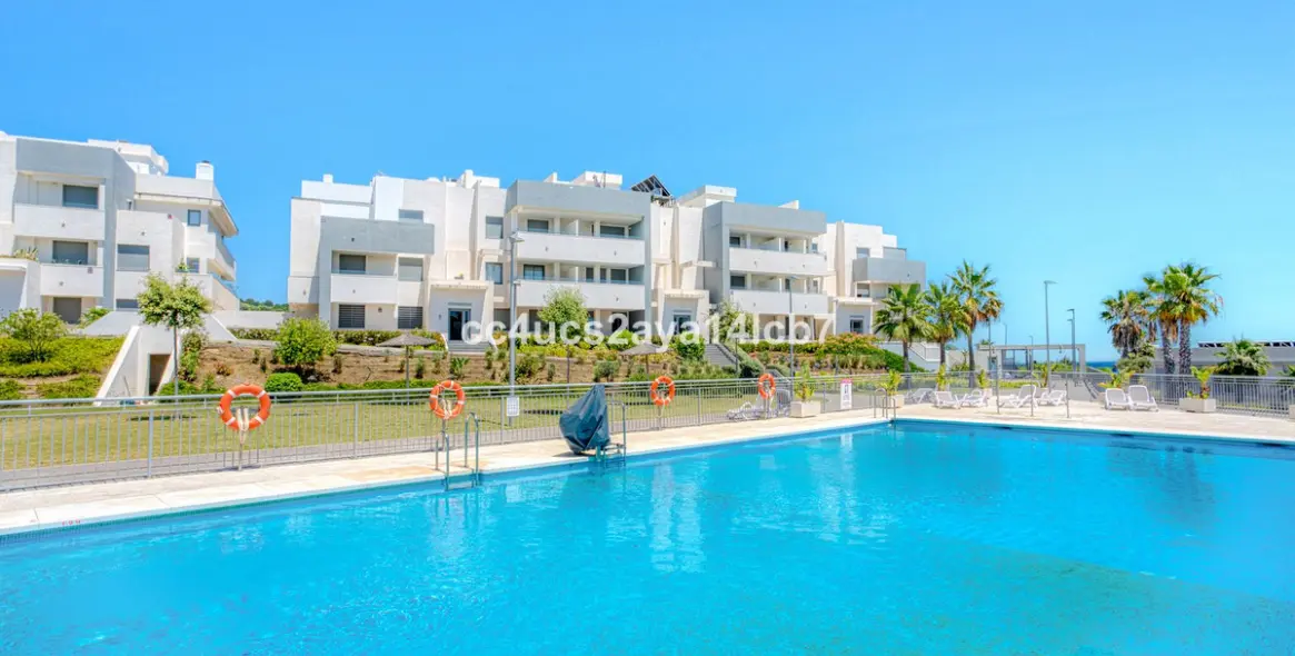 Sale of ground floor apartment in Estepona 11