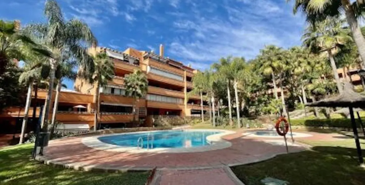 Продажа апартаментов на среднем этаже в The Golden Mile 1