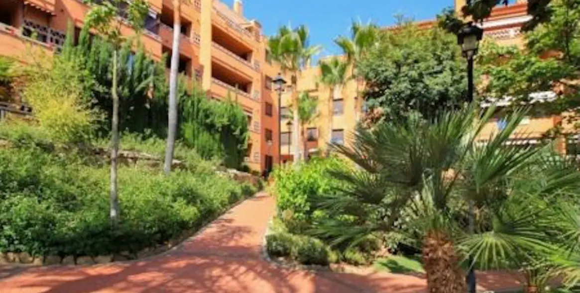 Продажа апартаментов на среднем этаже в The Golden Mile 13