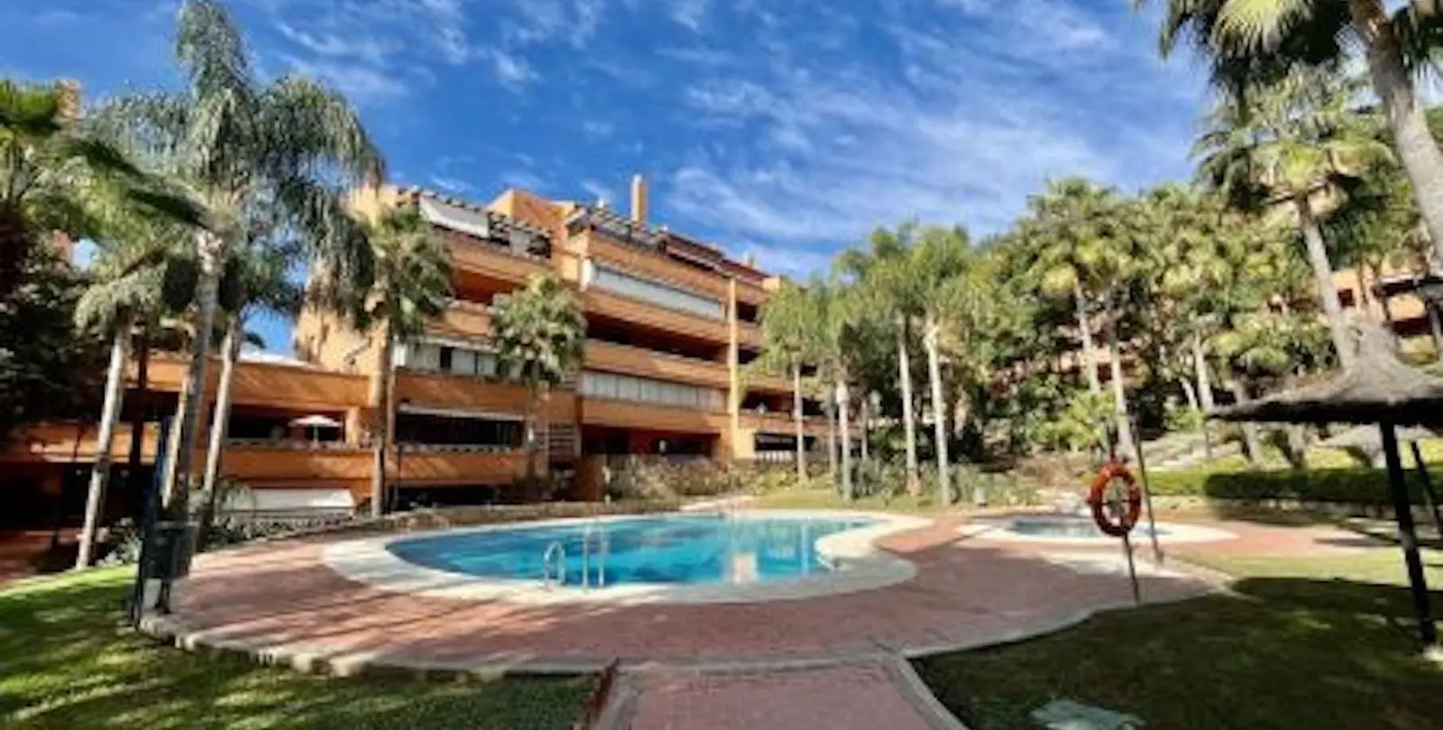 Продажа апартаментов на среднем этаже в The Golden Mile 1