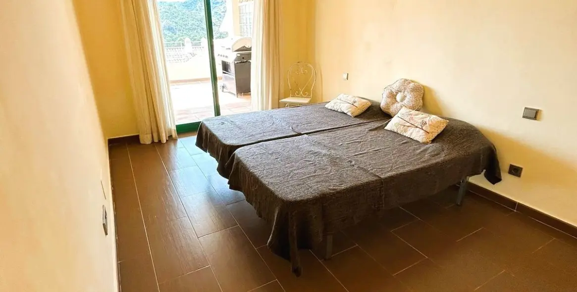 Sale of middle floor apartment in Selwo 23