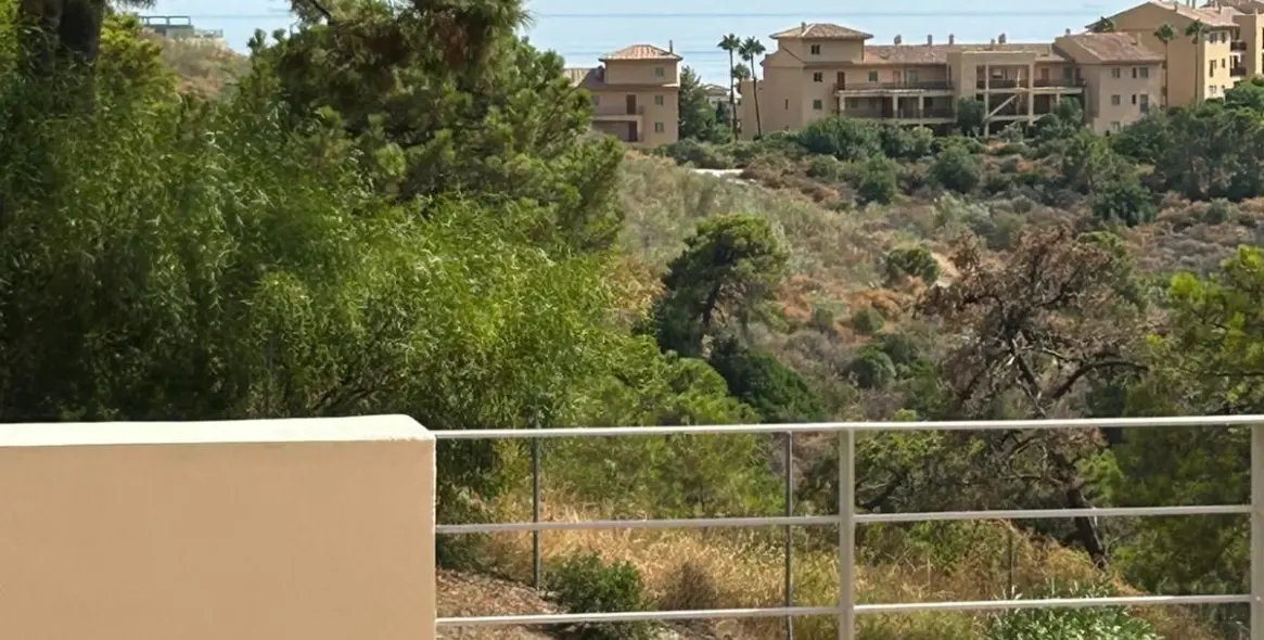 Sale of middle floor apartment in Selwo 25