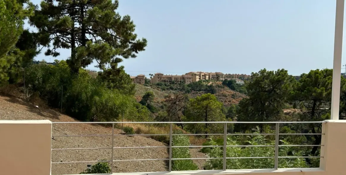 Sale of middle floor apartment in Selwo 26