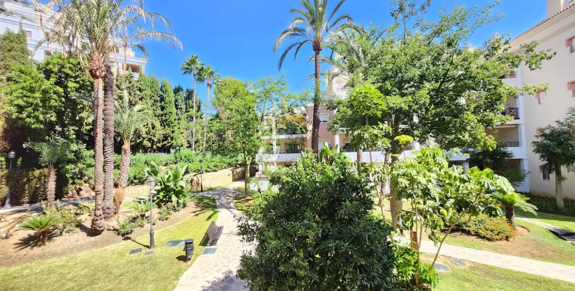 Продажа апартаментов на среднем этаже в Nueva Andalucía 1