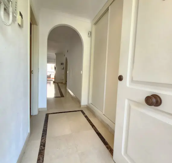 Продажа апартаментов на среднем этаже в Nueva Andalucía