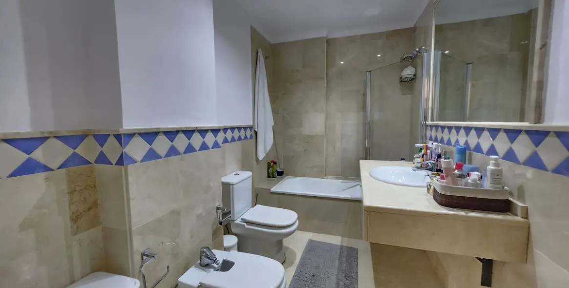 Venta de apartamento en planta media en Nueva Andalucía 21