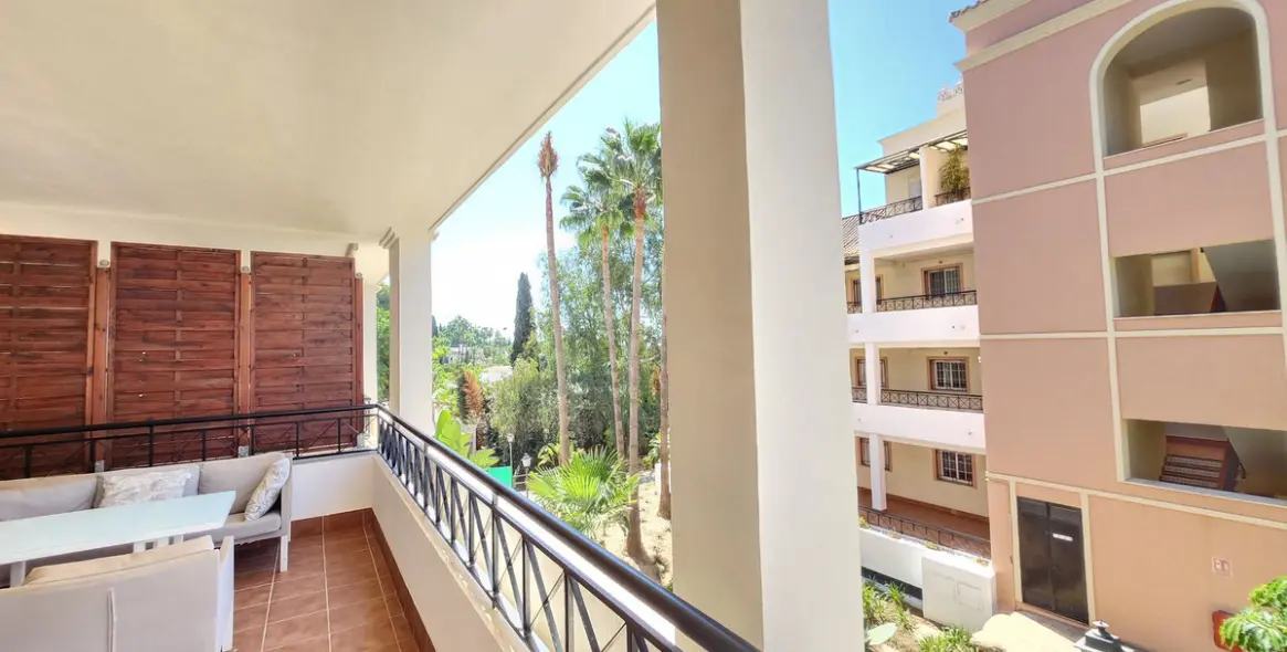 Venta de apartamento en planta media en Nueva Andalucía 25