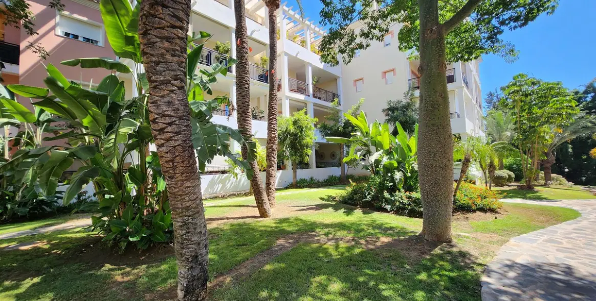 Venta de apartamento en planta media en Nueva Andalucía 27