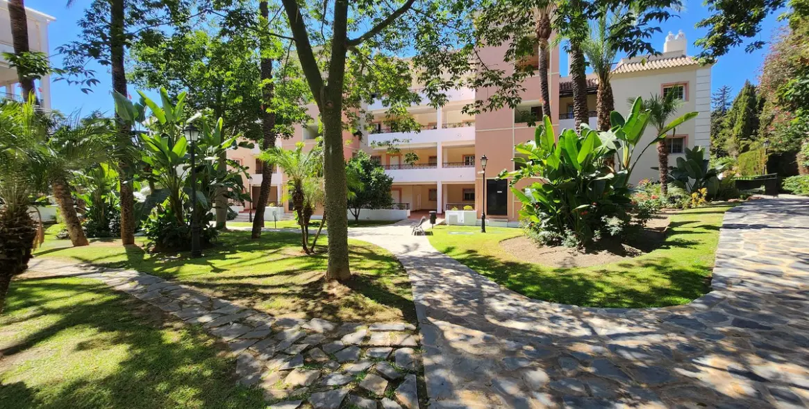 Venta de apartamento en planta media en Nueva Andalucía 28