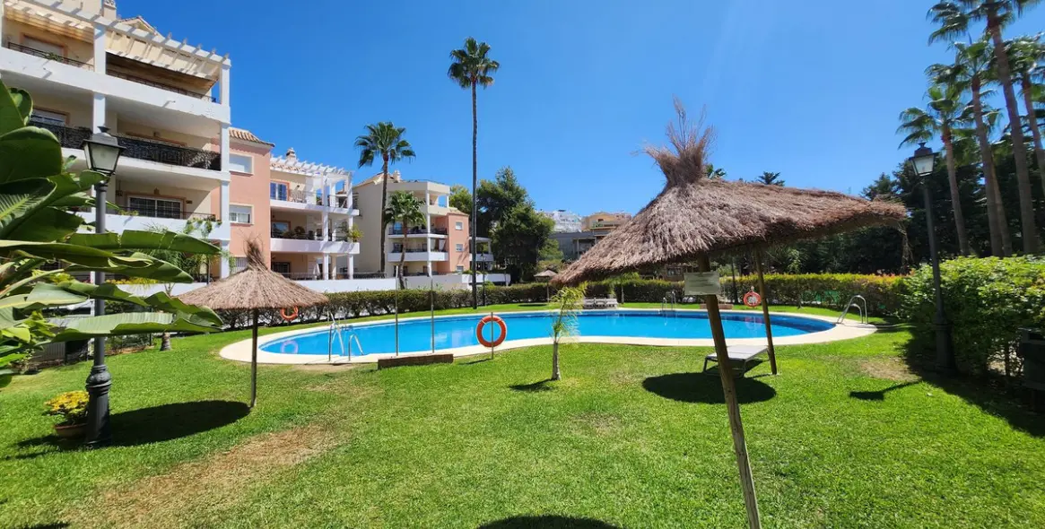 Venta de apartamento en planta media en Nueva Andalucía 30