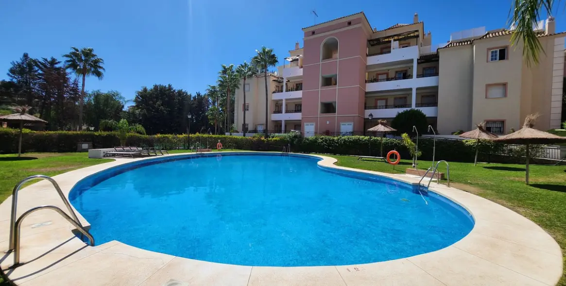 Venta de apartamento en planta media en Nueva Andalucía 31