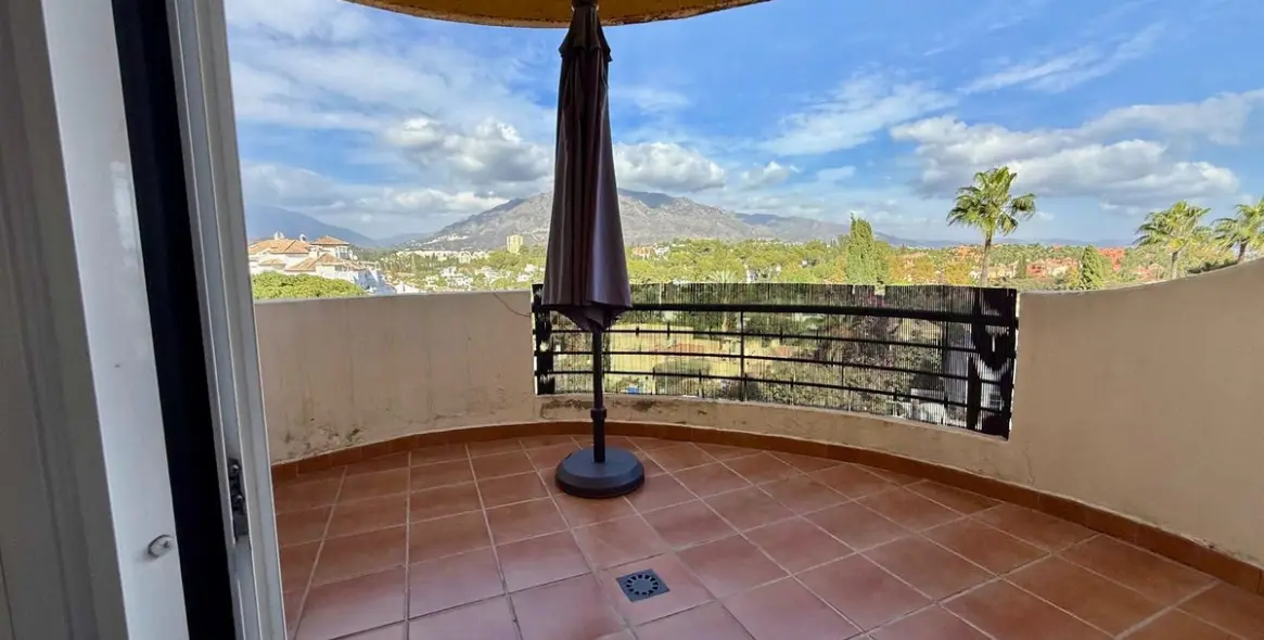 Продажа апартаментов на среднем этаже в Nueva Andalucía 1