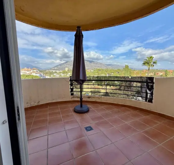 Продажа апартаментов на среднем этаже в Nueva Andalucía