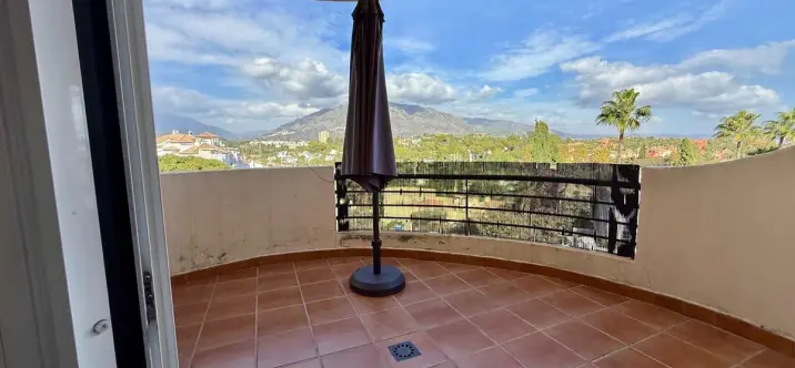 Продажа апартаментов на среднем этаже в Nueva Andalucía 0