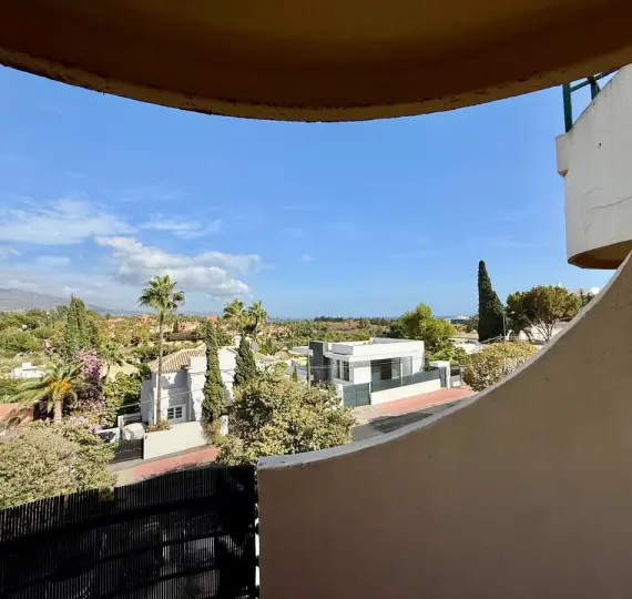 Продажа апартаментов на среднем этаже в Nueva Andalucía