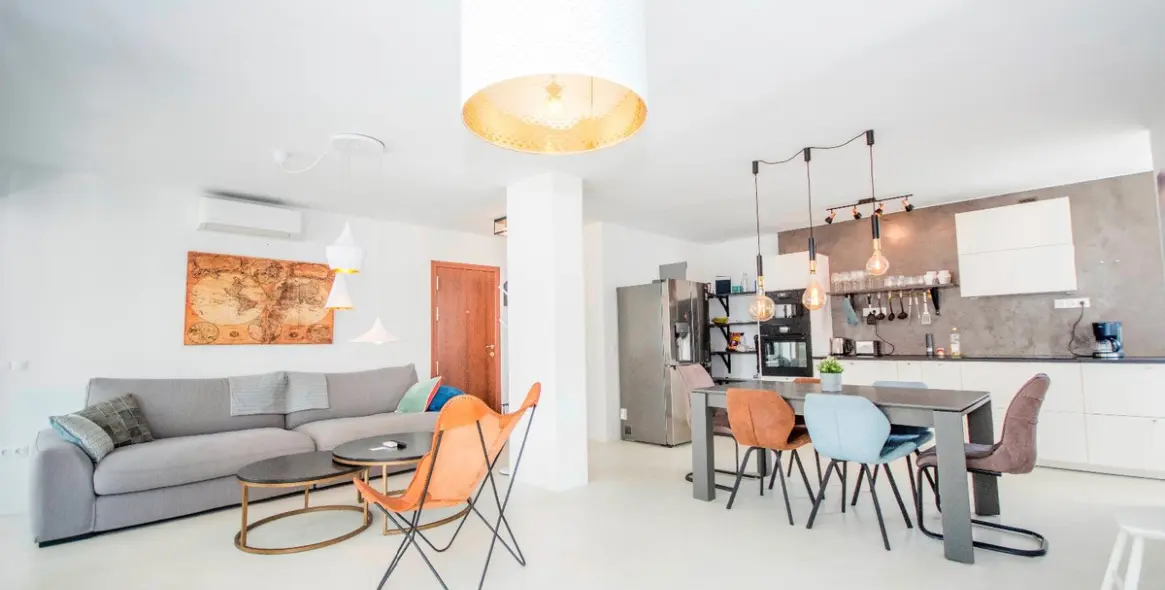 Sale of middle floor apartment in Elviria 1