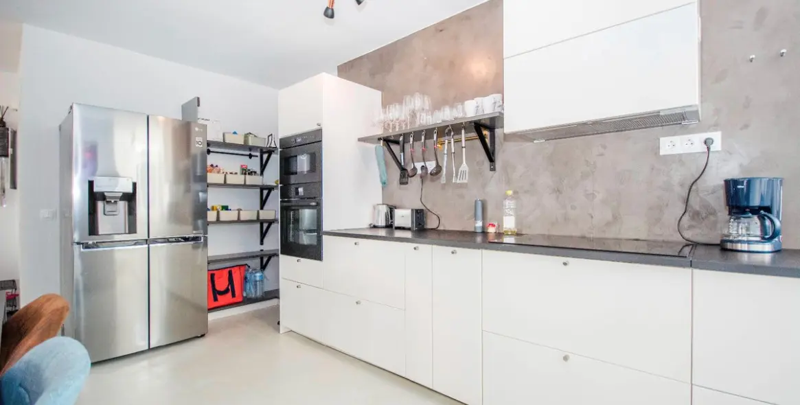 Sale of middle floor apartment in Elviria 2