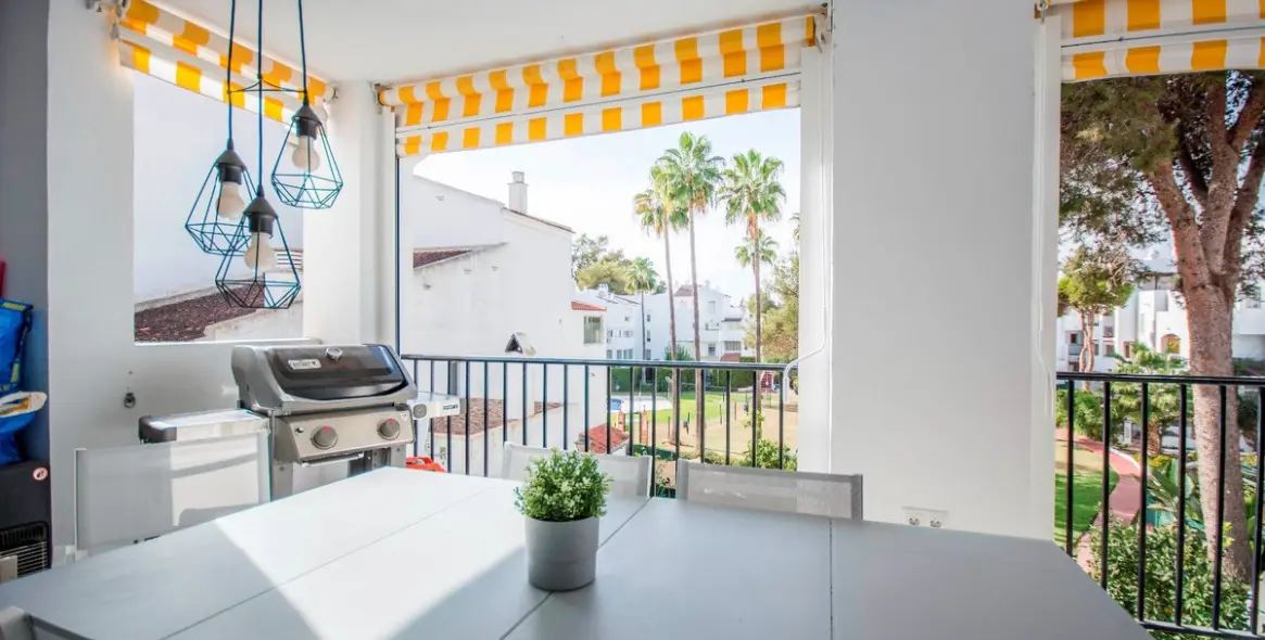 Sale of middle floor apartment in Elviria 3