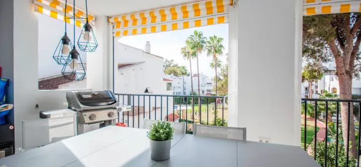 Sale of middle floor apartment in Elviria 2