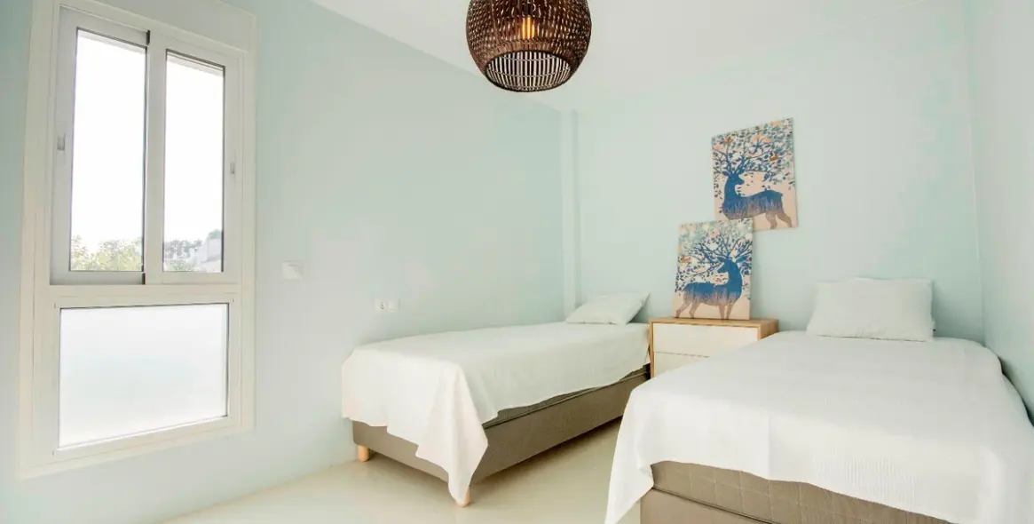 Sale of middle floor apartment in Elviria 10