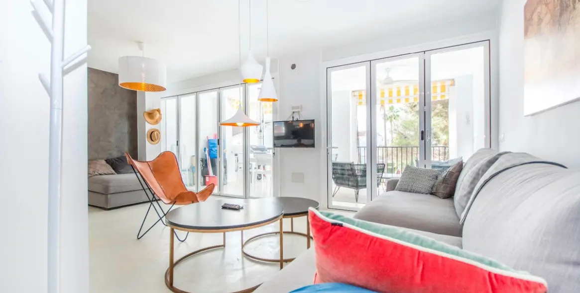 Sale of middle floor apartment in Elviria 15