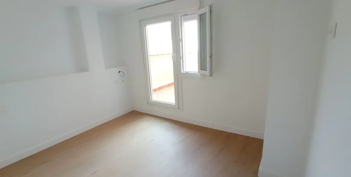 Sale of middle floor apartment in Málaga Centro 12