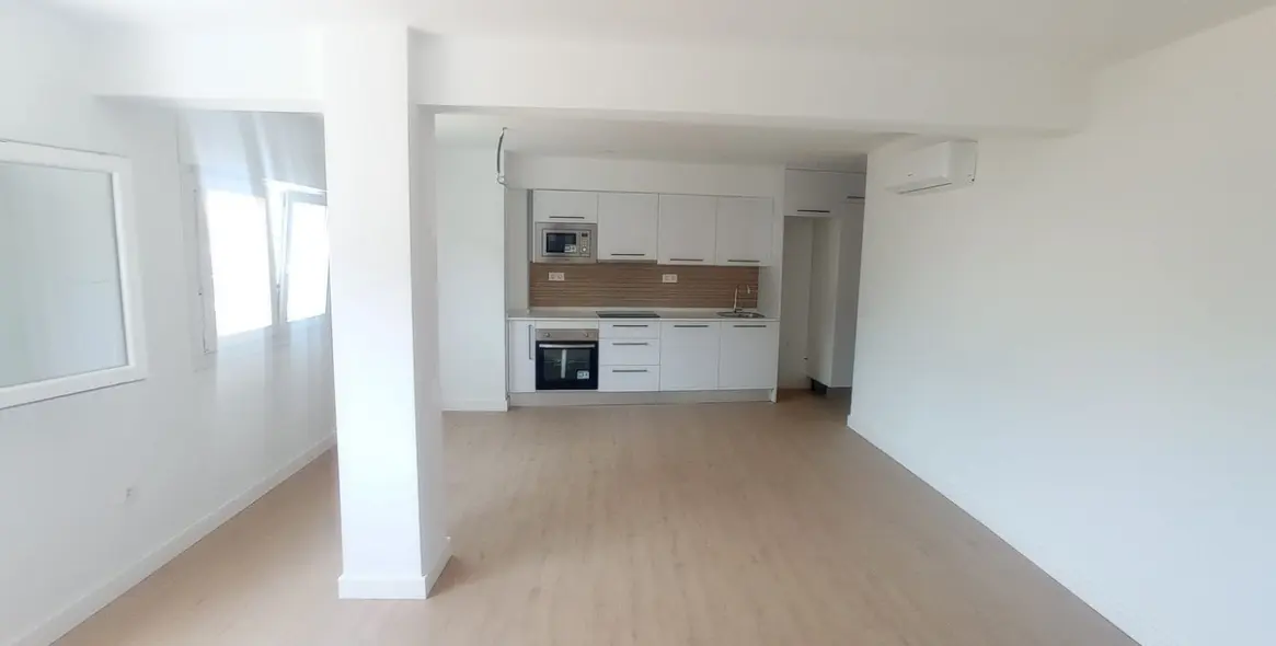 Sale of middle floor apartment in Málaga Centro 14