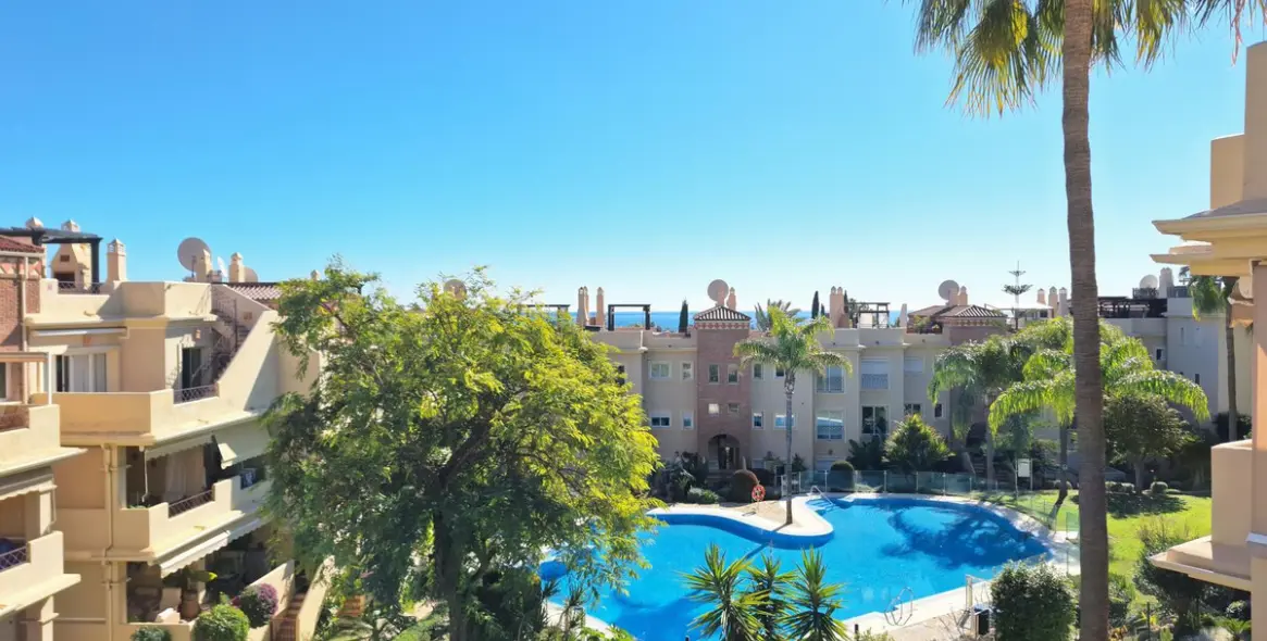 Продажа апартаментов на среднем этаже в Bel Air 1