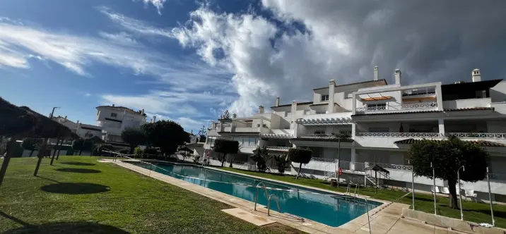 Sale of middle floor apartment in Río Real 2