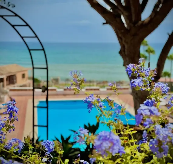 Продажа апартаментов на среднем этаже в Calahonda