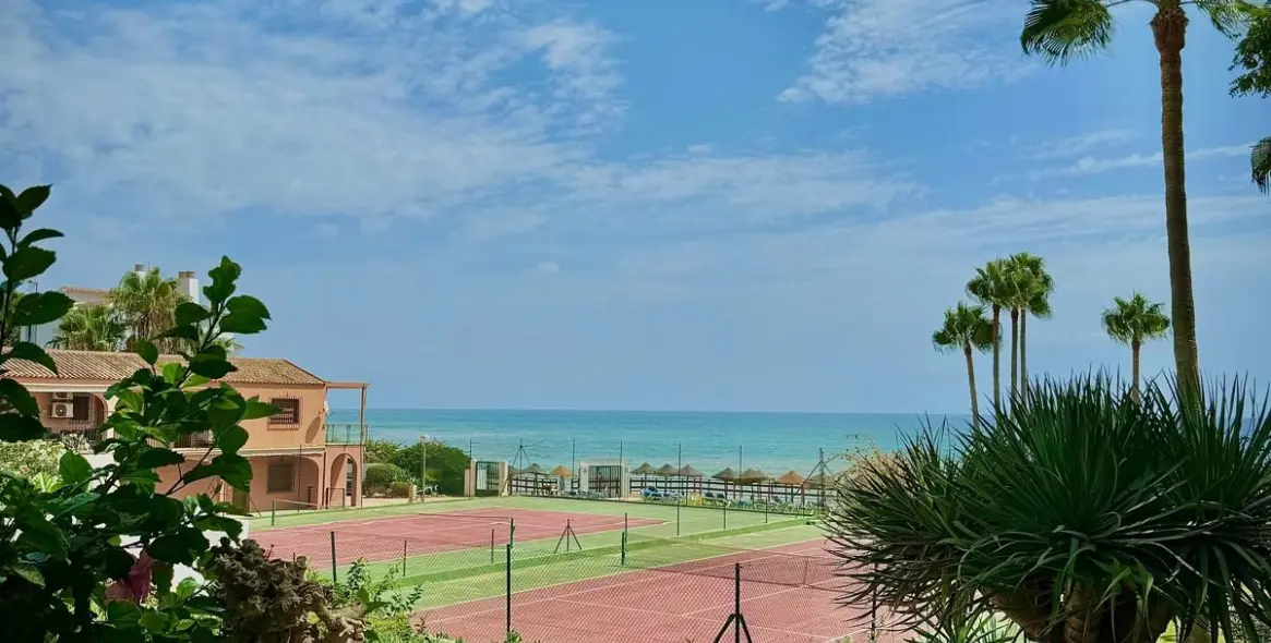 Venta de apartamento en planta media en Calahonda 24