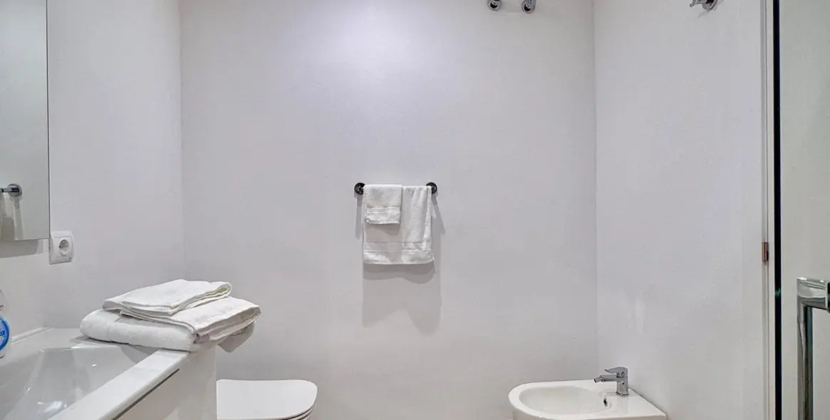 Venta de apartamento en planta media en Calahonda 28