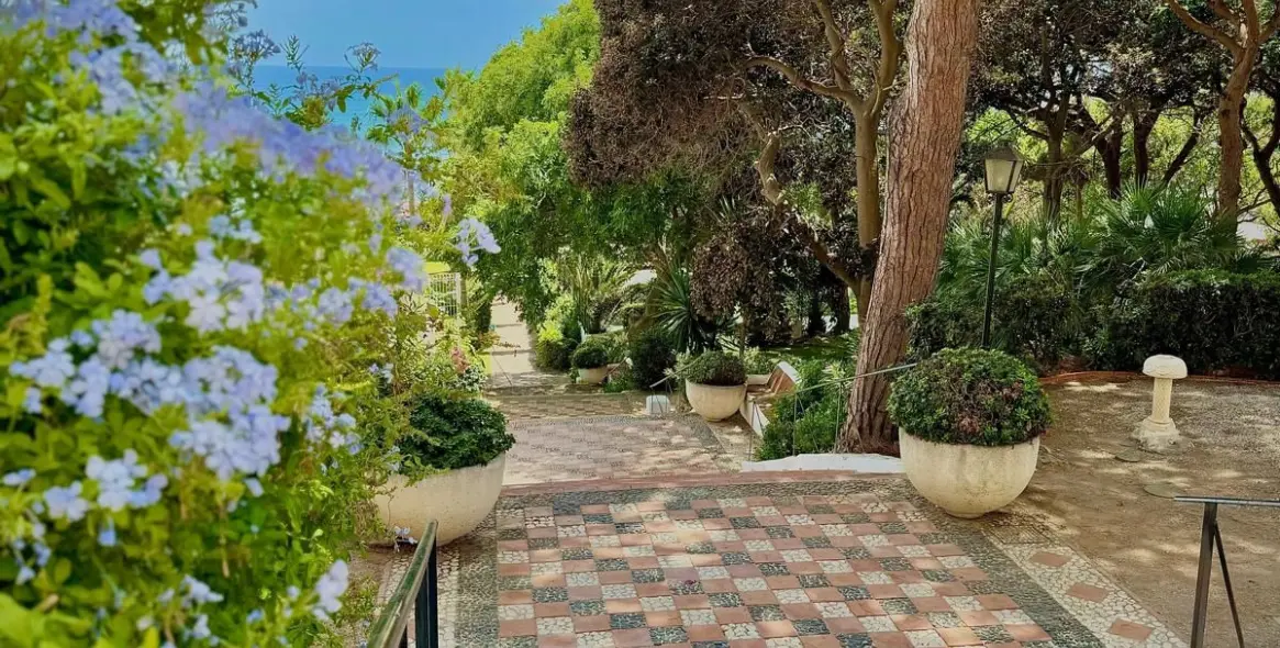 Venta de apartamento en planta media en Calahonda 44