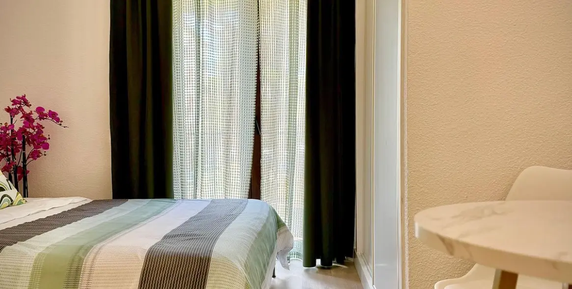 Venta de apartamento en planta media en Calahonda 53