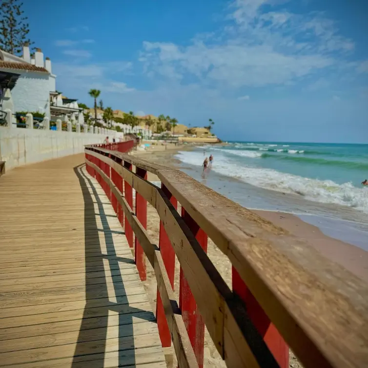 Sale of middle floor apartment in Calahonda