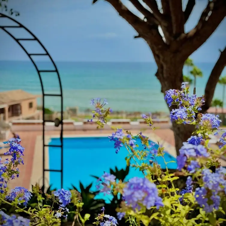 Sale of middle floor apartment in Calahonda
