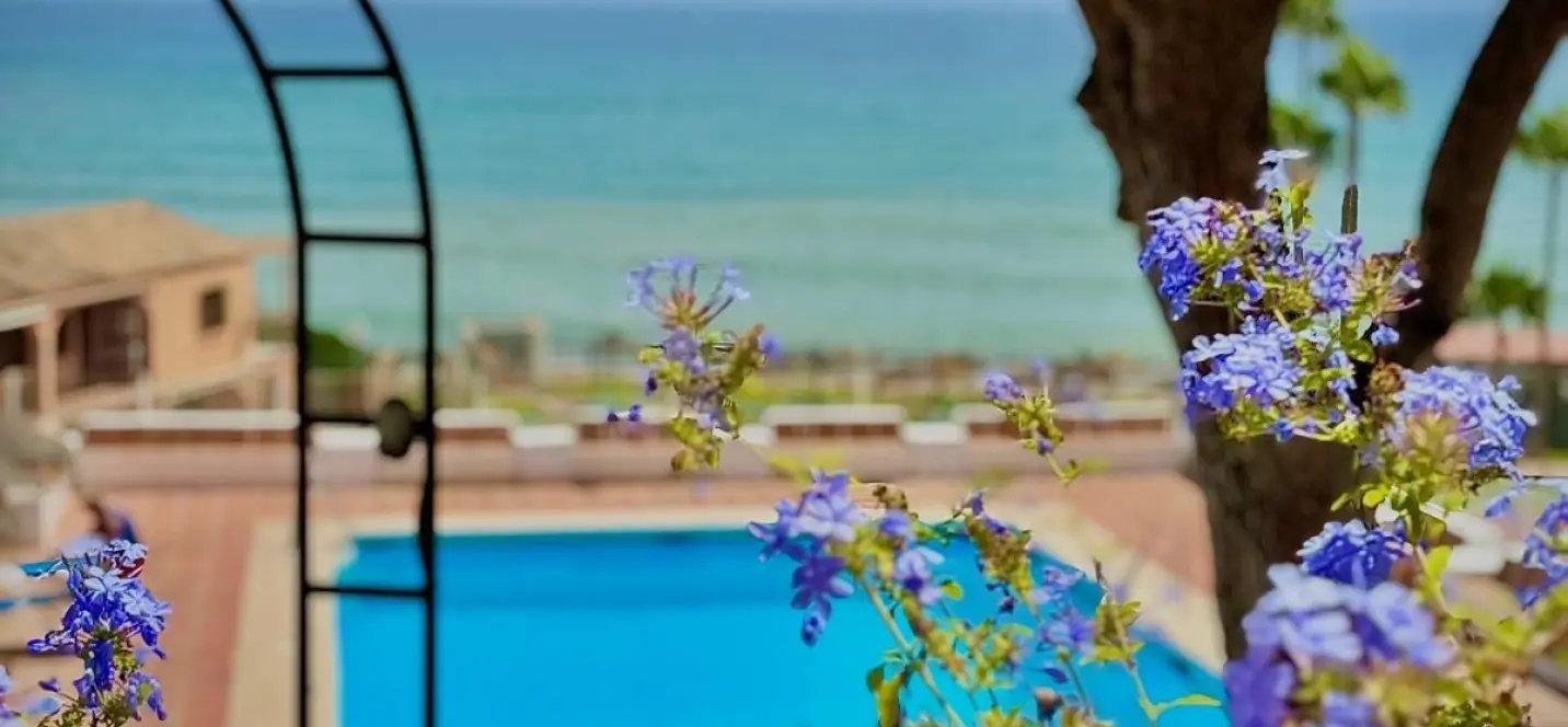Sale of middle floor apartment in Calahonda 2