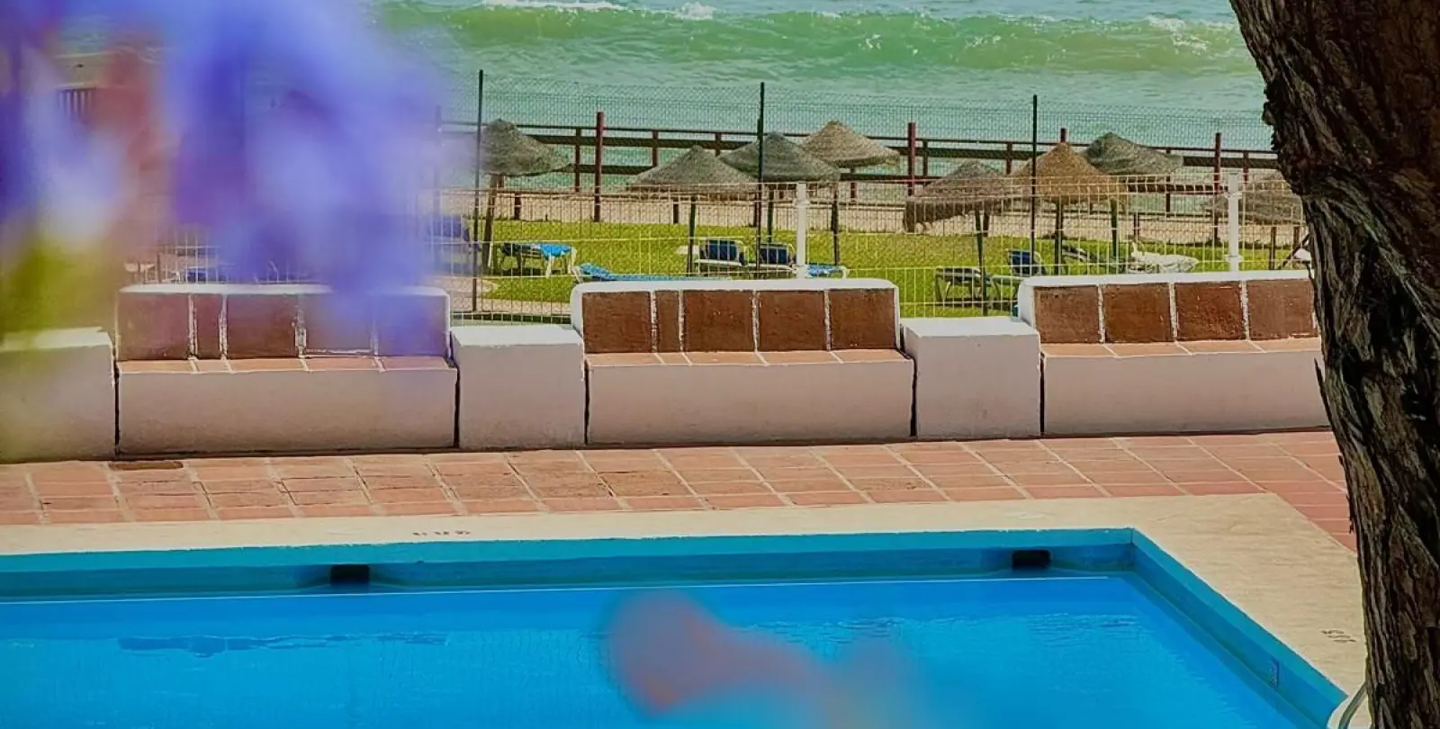 Sale of middle floor apartment in Calahonda 12