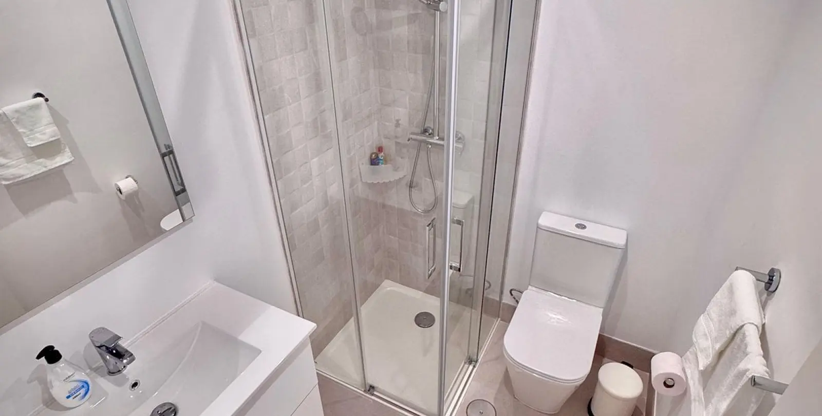 Sale of middle floor apartment in Calahonda 13