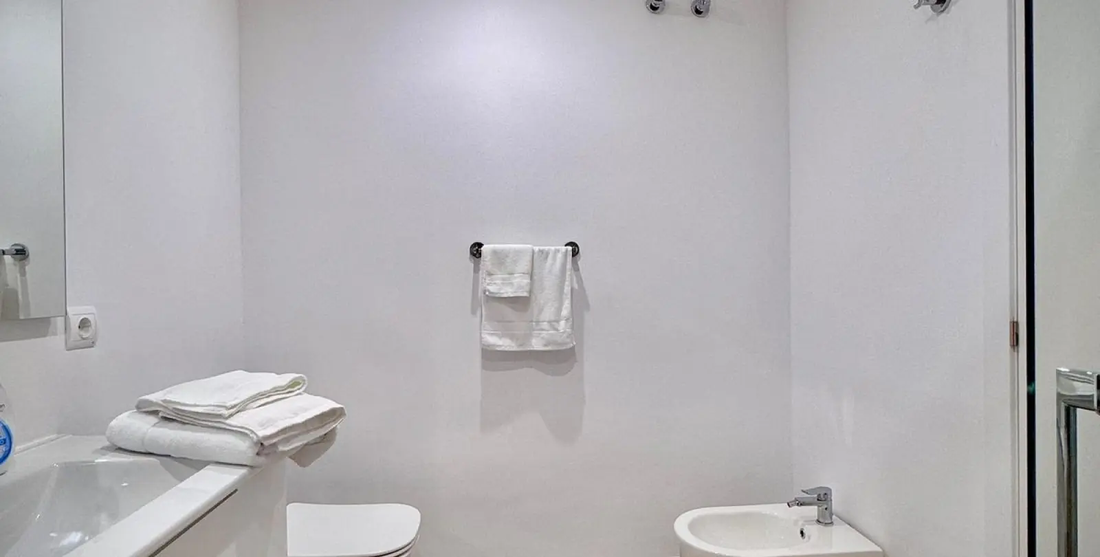 Sale of middle floor apartment in Calahonda 28